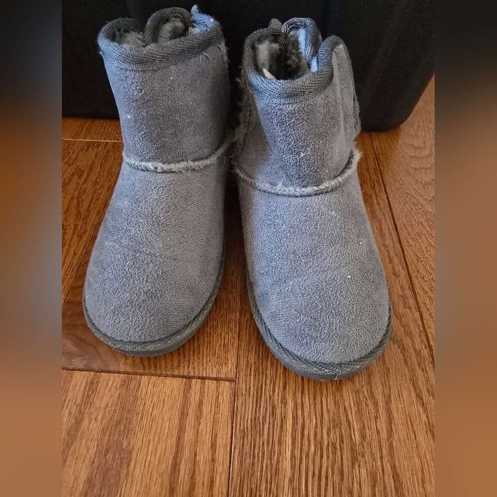 Olivia Miller Cozy Gray Kids Boots With Stars